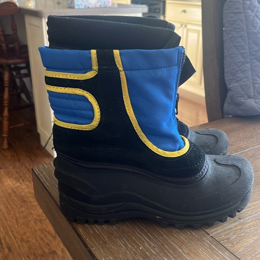 Itasca kids snow boots.  Size 4.  In great shape, only worn a few times.